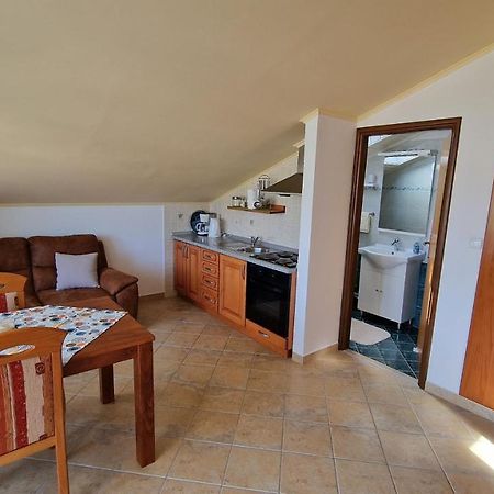 Haus Anica Appartement Rab Town Buitenkant foto
