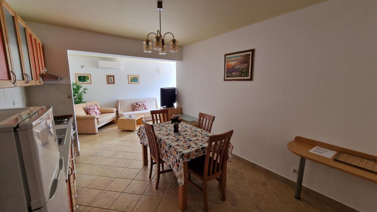 Haus Anica Appartement Rab Town Buitenkant foto